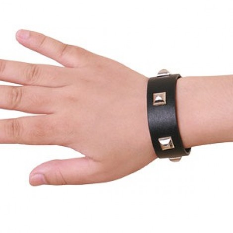 スタッズつきリストバンド