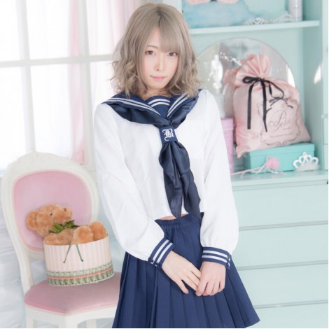 刺繍入りスカーフ留めの紺×白セーラー服